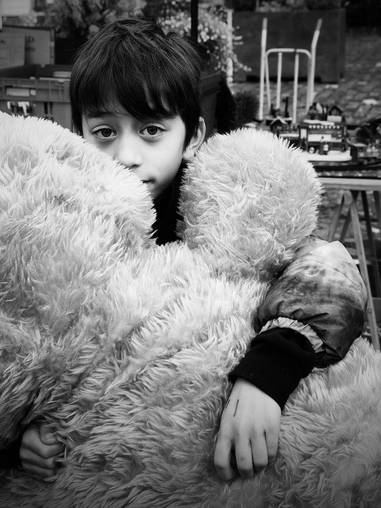 Enfant blond de 7 ans faisant ses devoirs à la maison. Photographe Normandie, Calvados.