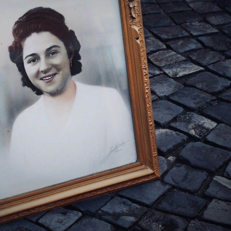 petites sculptures de femmes en bois