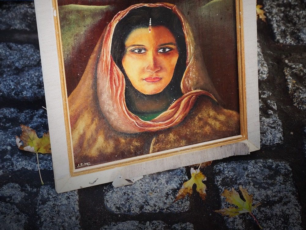 petites sculptures de femmes en bois