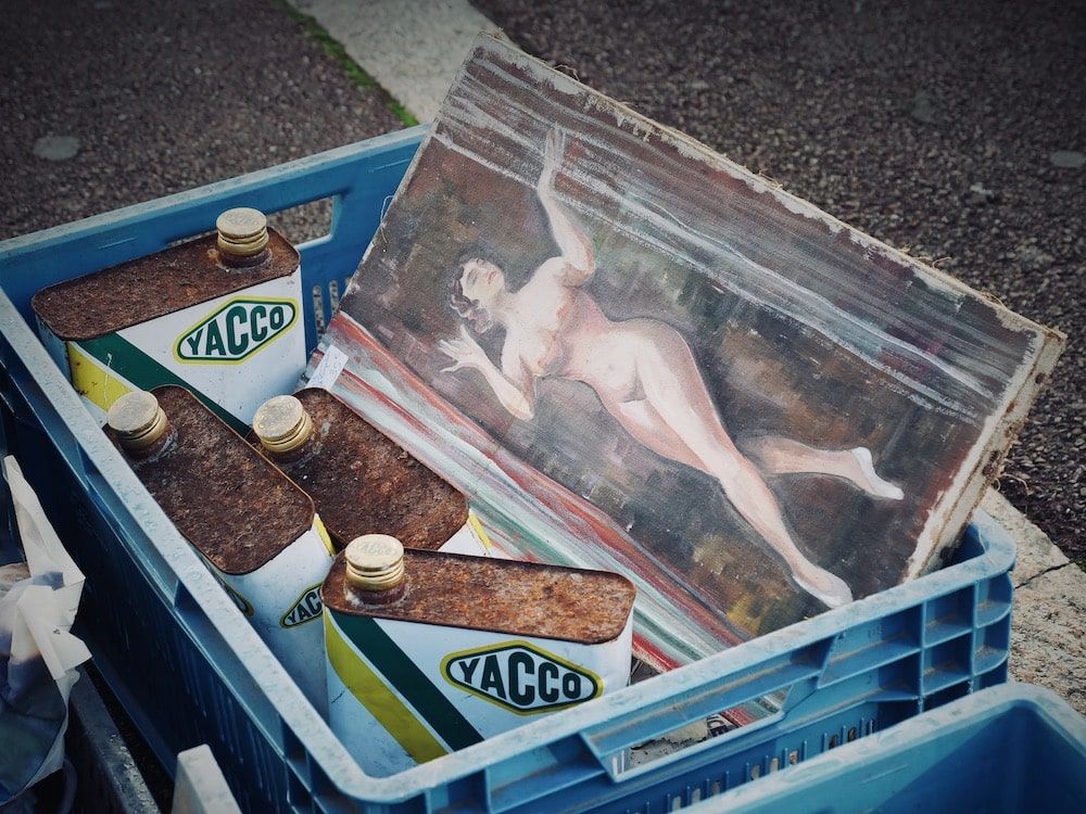 petites sculptures de femmes en bois