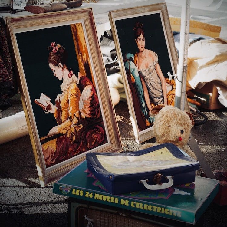 petites sculptures de femmes en bois