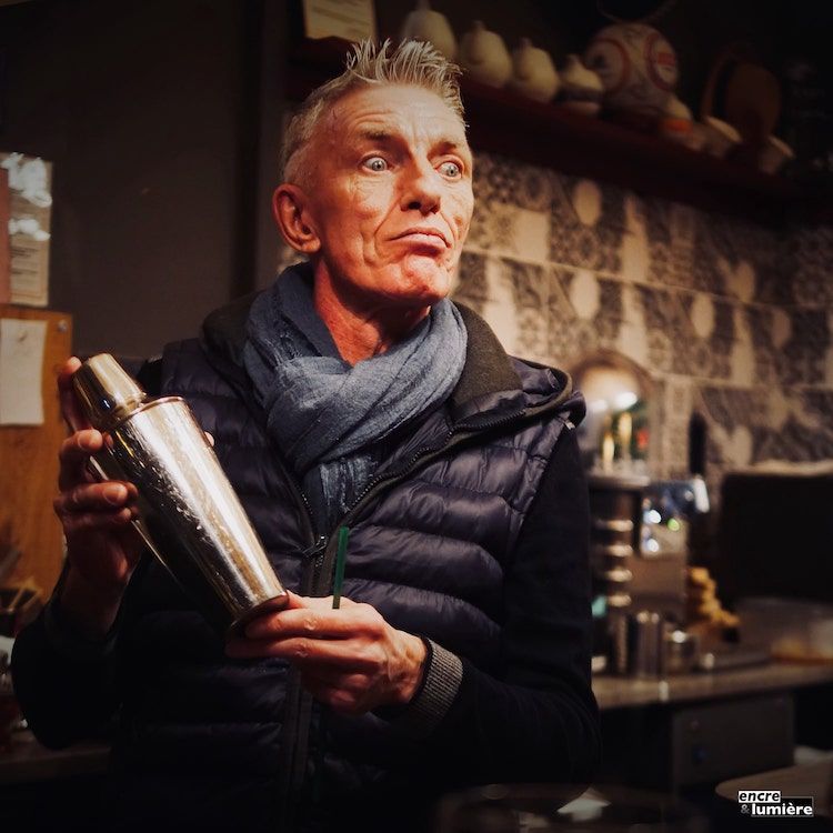 Photo de bar. Barman avec un shaker.