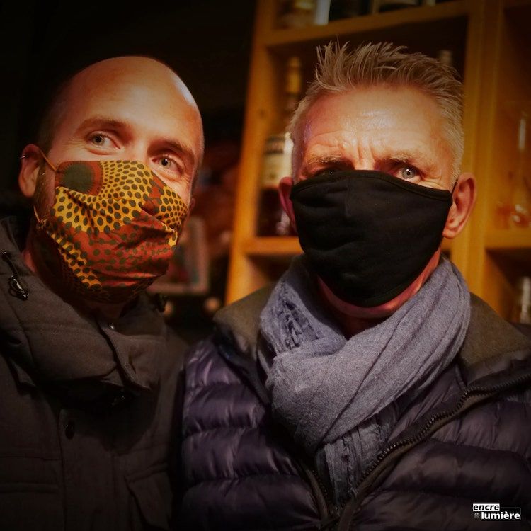 Photo de bar. Patron avec une gueule.