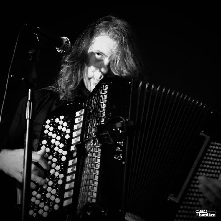 Portrait noir et blanc d'un accordéoniste