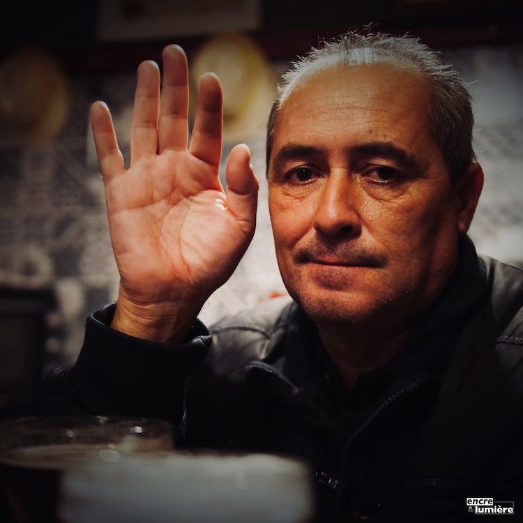 Homme triste faisant un signe amical de la main