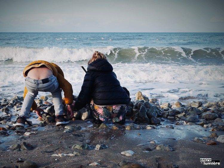 Enfants jouant face à la mer en Normandie. Photo : Antoine Fantin "Encre & Lumière"