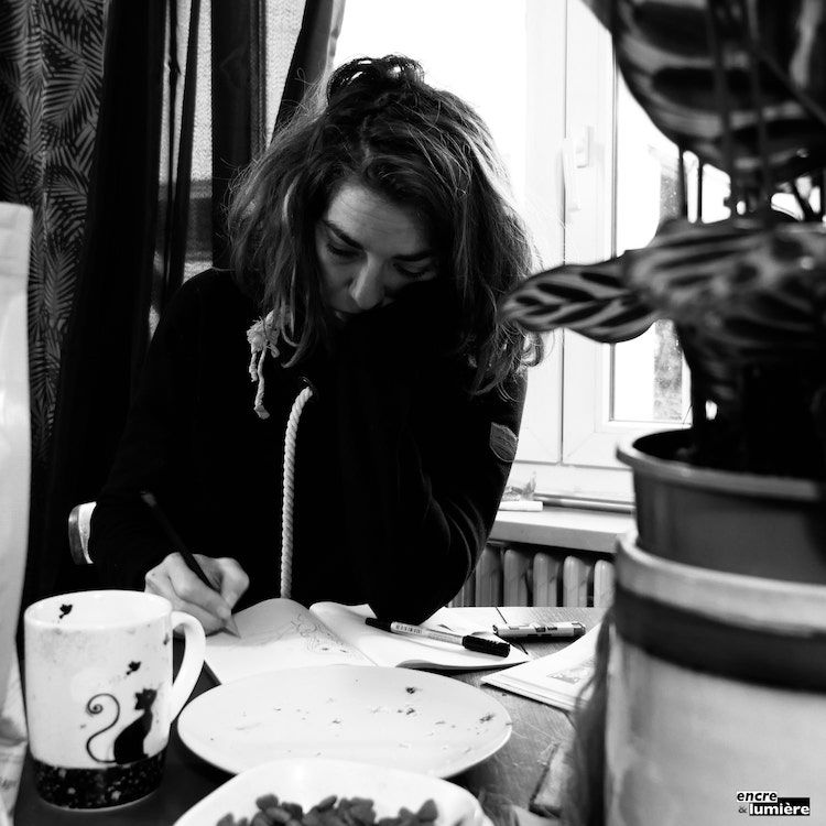 Femme dessinant sur un carnet