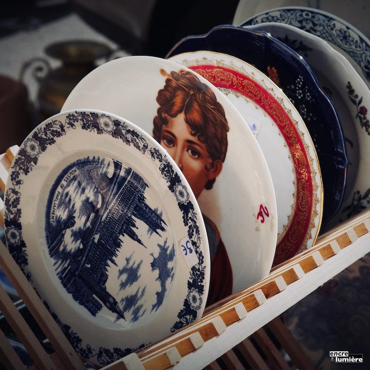 assiette ancienne femme, brocantes, vide-grenier, foire à tout - Photo : Antoine Fantin