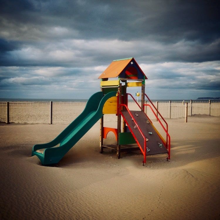 Trouville, hors saison. Structure de jeux pour enfant sur la plage déserte. Photographe normandie. 