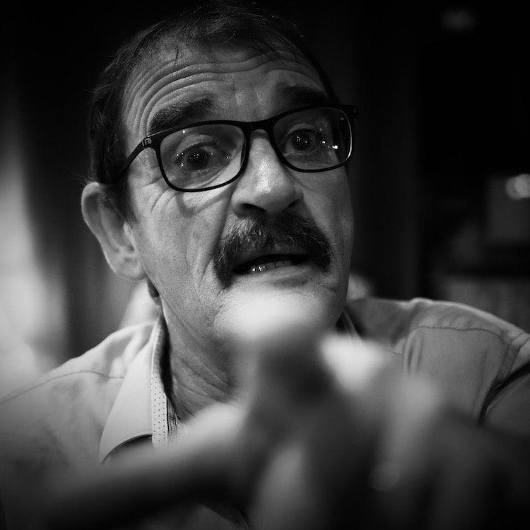 Deux hommes qui rient aux éclats