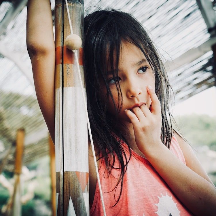 Très belle enfant de 8 ans avec doigts dans la bouche. Photo : Antoine Fantin "Encre & Lumière)