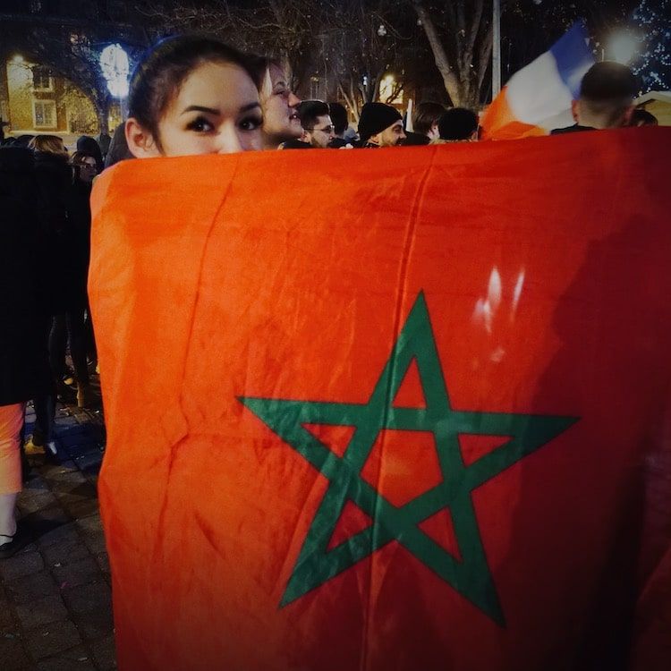 Vieille femme qui fume sur un banc