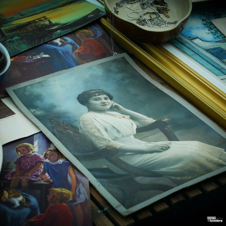 tableau femme ancien, brocantes, vide-grenier, foire à tout - Photo : Antoine Fantin