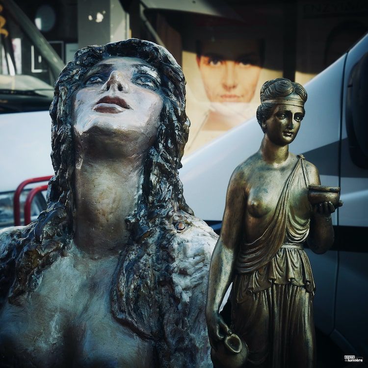 trois femmes, trois regards, brocantes, vide-grenier, foire à tout - Photo : Antoine Fantin