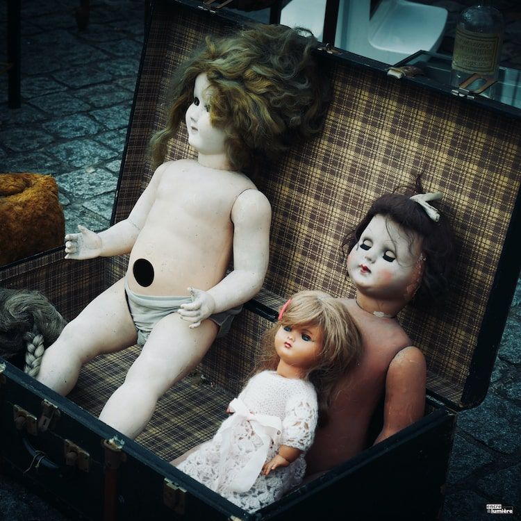 poupée ancienne dans une valise, brocantes, vide-grenier, foire à tout - Photo : Antoine Fantin