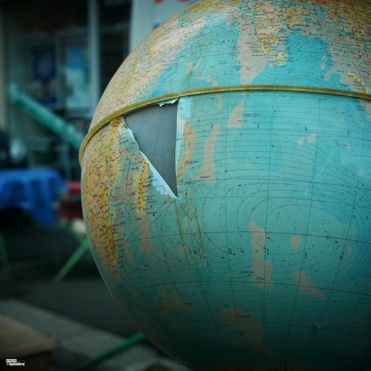Terre crevée, planisphère abimée, brocantes, vide-grenier, foire à tout - Antoine Fantin