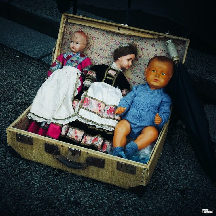 poupée ancienne dans une valise, brocantes, vide-grenier, foire à tout - Photo : Antoine Fantin