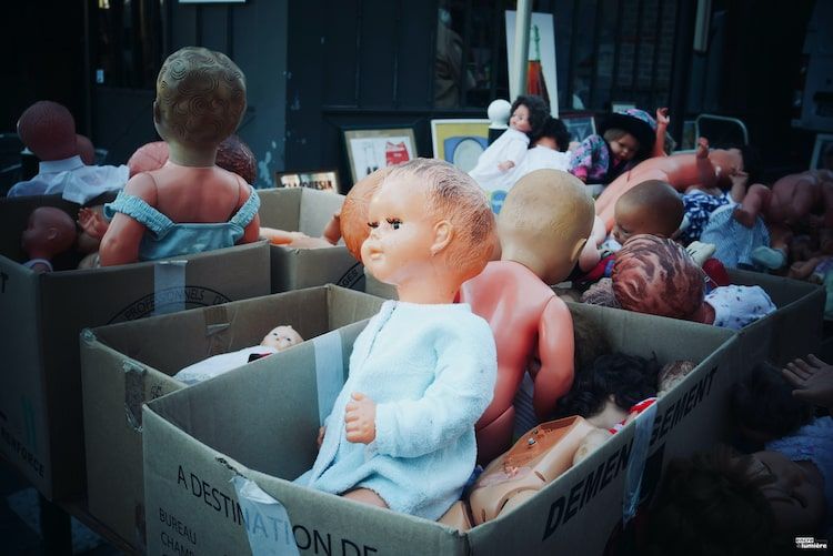 poupée ancienne dans des cartons, brocantes, vide-grenier, foire à tout - Photo : Antoine Fantin