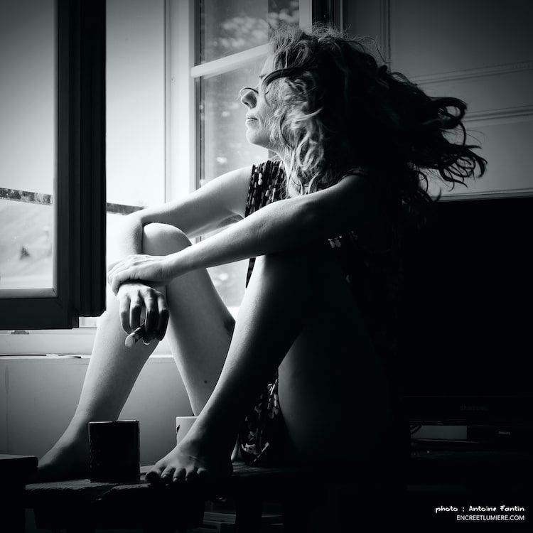 Jeune femme buvant un café à la fenêtre. Série "À la fenêtre" de Antoine Fantin