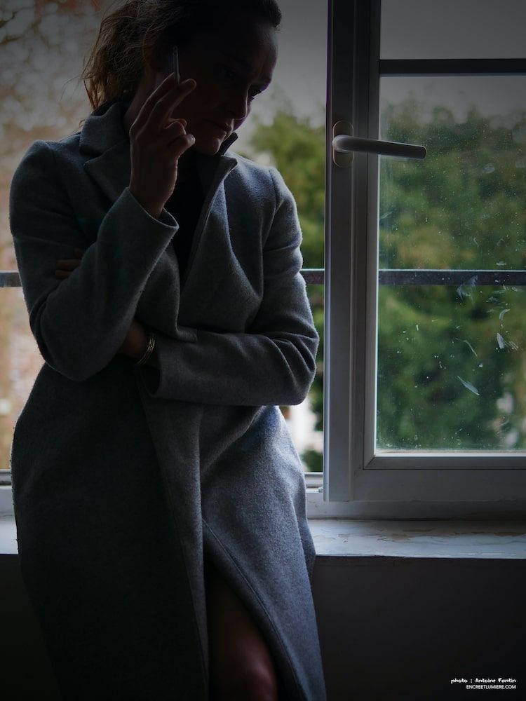 Jeune femme fumant une cigarette à la fenêtre. Série "À la fenêtre" de Antoine Fantin