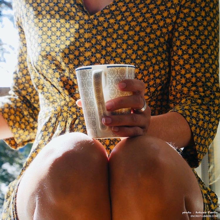 Jeune femme buvant un café à la fenêtre. Série "À la fenêtre" de Antoine Fantin
