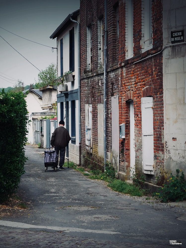 Couples avec parapluie sur la plage
