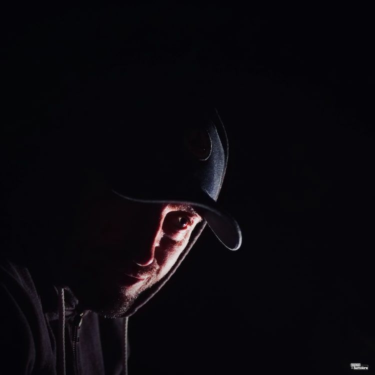 Portrait noir et blanc d'un accordéoniste