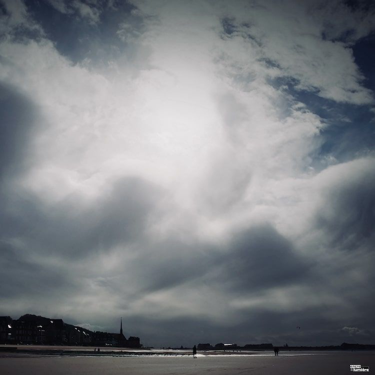 Plage Houlgate avec ciel nuageux.