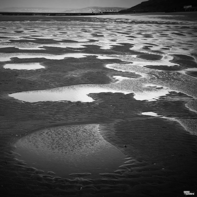 Plage de Houlgate à marée-basse. Flaques d'eau de mer dans le sable. 