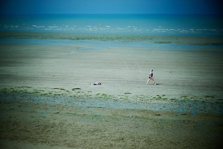 Étretat, la plage : photographe normandie. Vue plongeante vers la plage depuis les falaises.