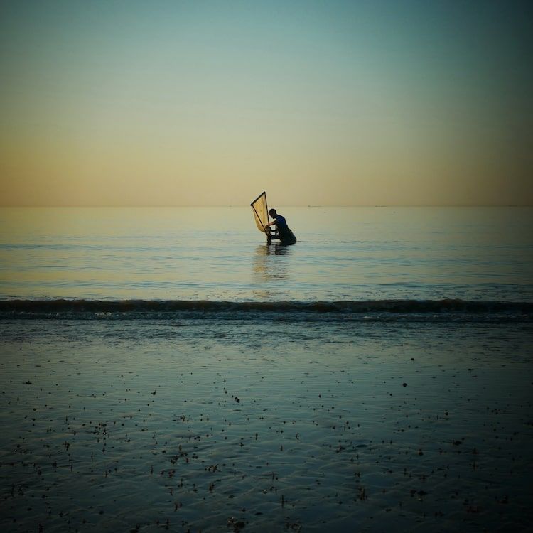 Étretat, la plage : photographe normandie. Vue plongeante vers la plage depuis les falaises.