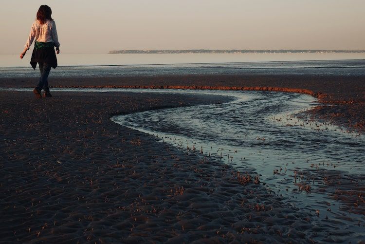 Étretat, la plage : photographe normandie. Vue plongeante vers la plage depuis les falaises.