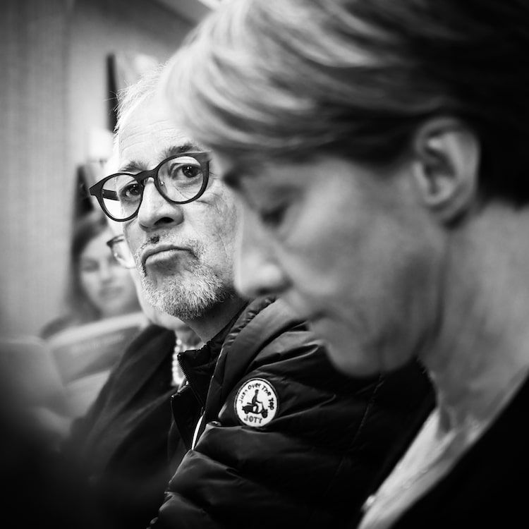 Couple prenant en photo le photographe. 