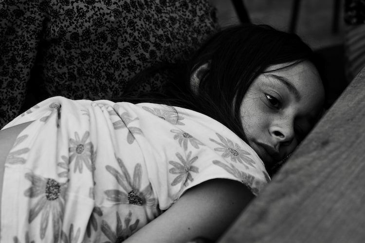 Enfant mangeant une tartine. Photo enfant normandie.