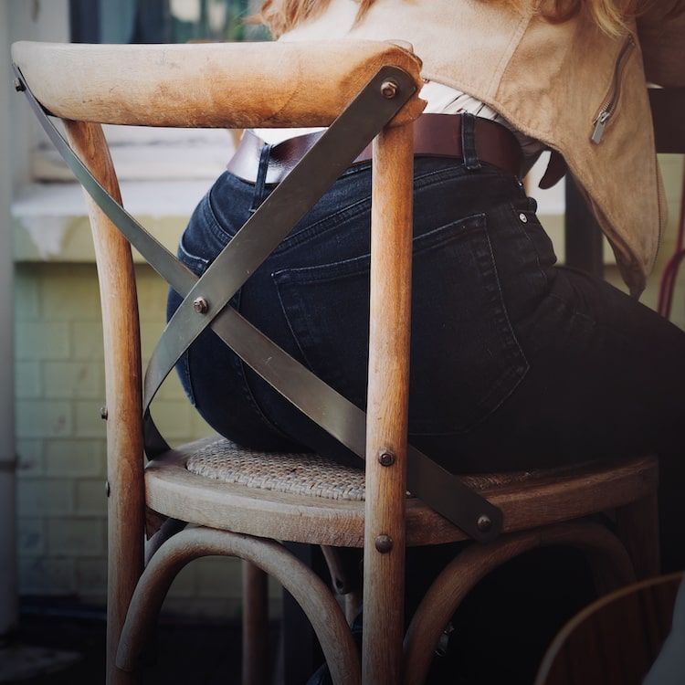 homme plongeant dans l'eau d'une rivière
