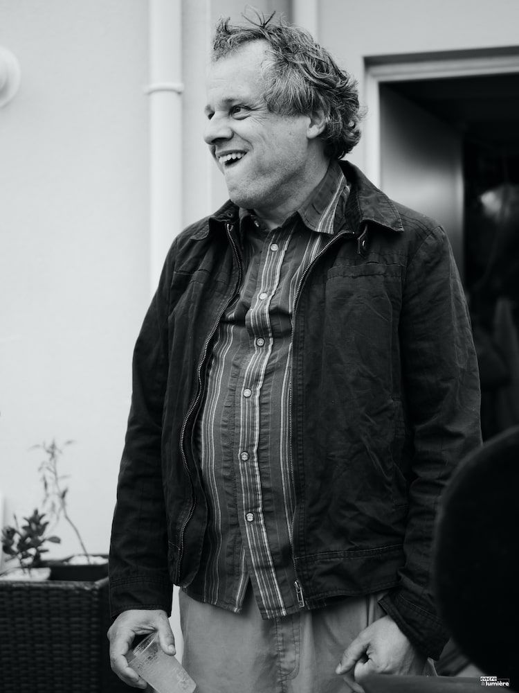 Homme faisant une grimace en souriant.