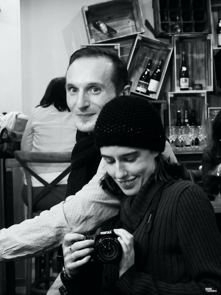 Couple prenant en photo le photographe. 