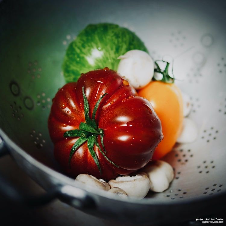 Tomate rouge coeur de boeuf dans un écumoire. Photo : Antoine Fantin