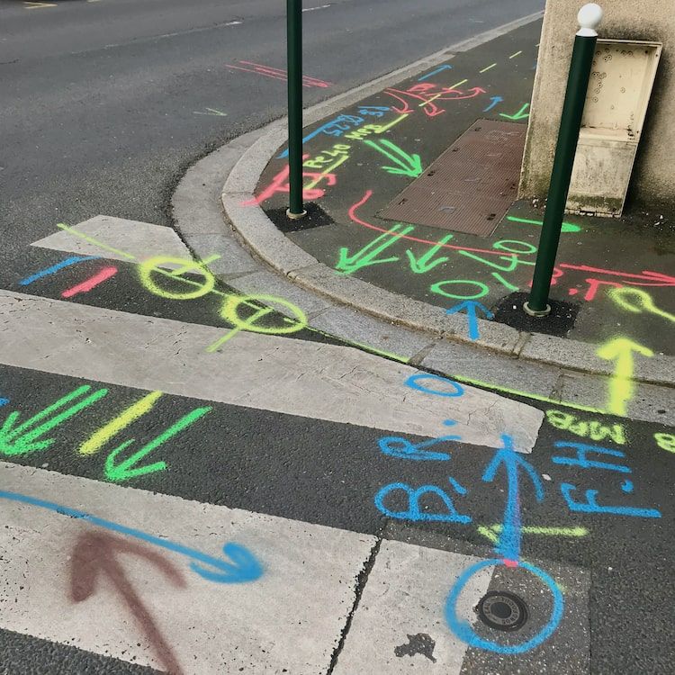 Azimuth : marquage de route et trottoir avant travaux de voirie. 