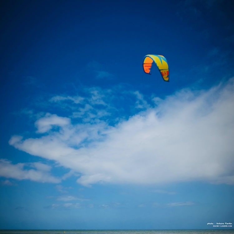 Voile de windsurf dans le ciel bleu.